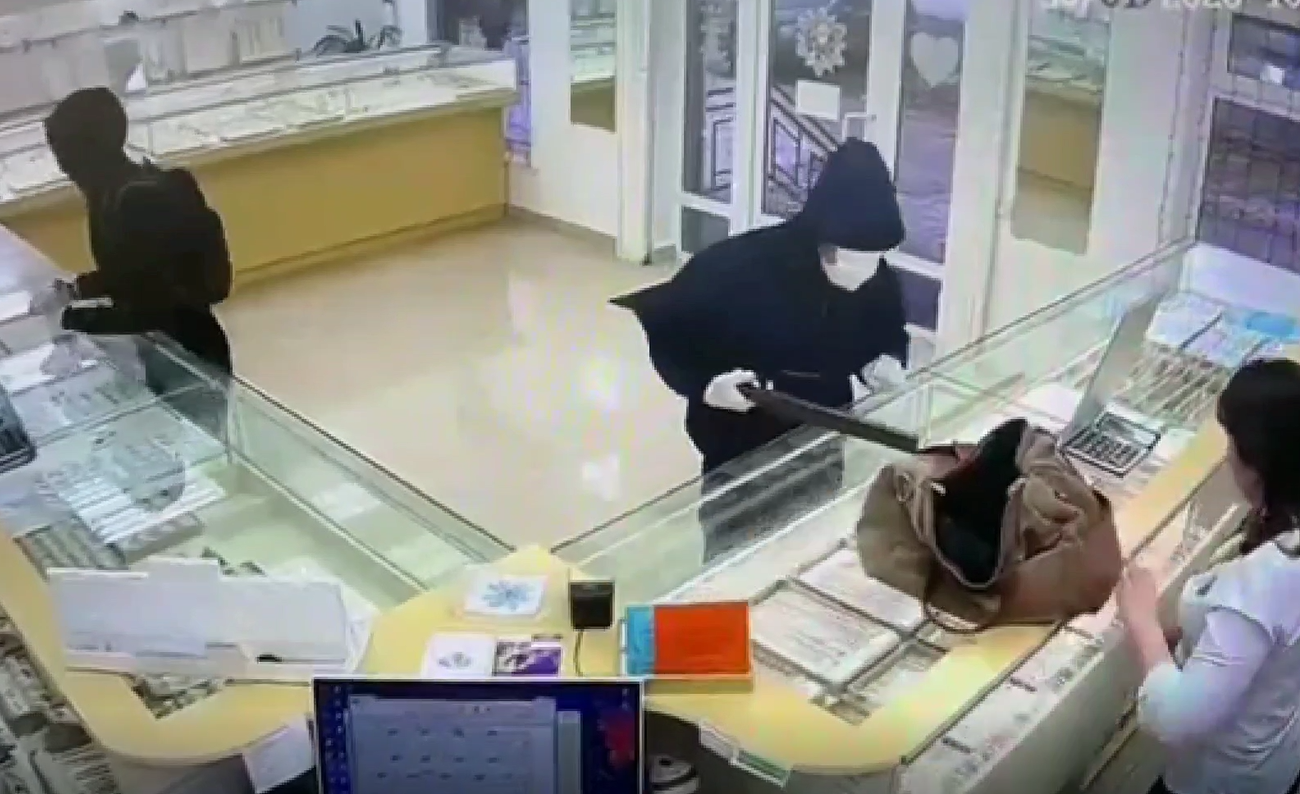 Masked thief 2 stealing jewelry