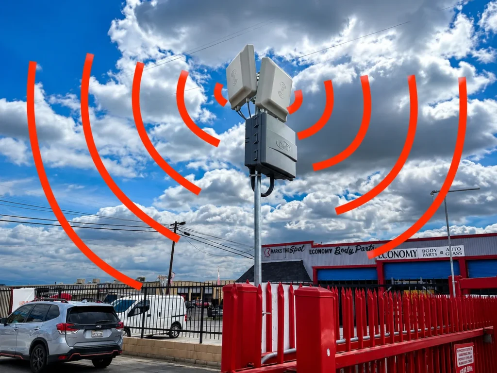 Long-range vehicle gate access control RFID reader with circular coverage